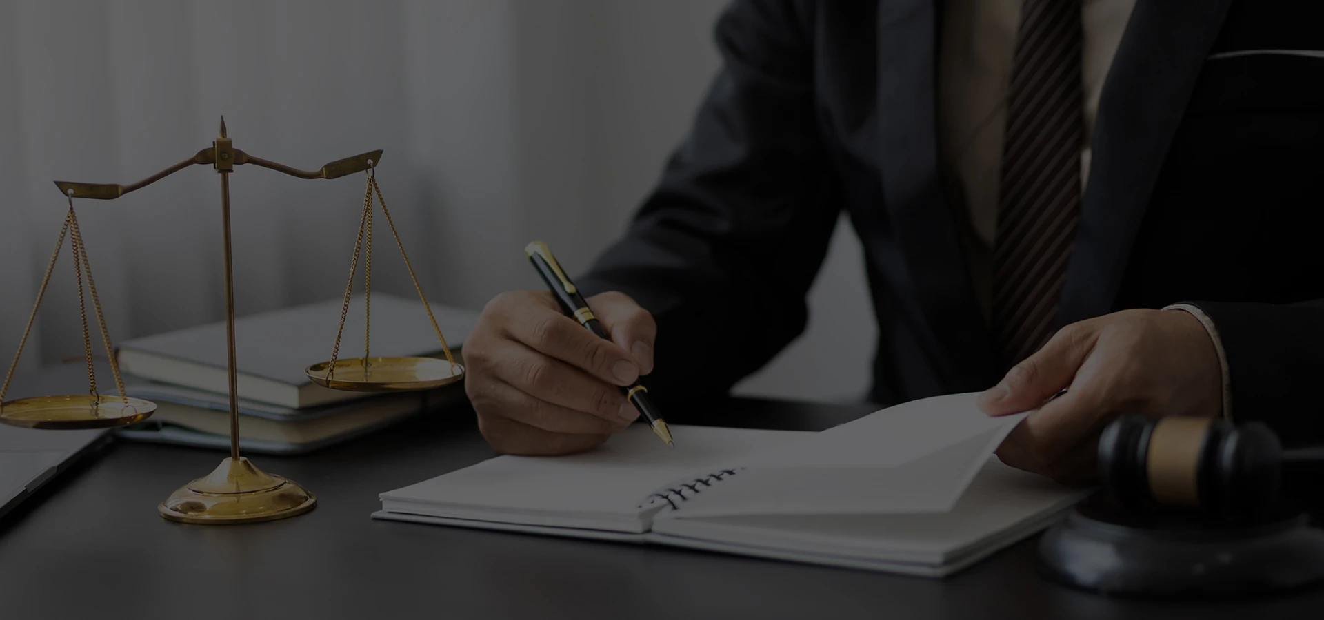 법적 대응에도 골든 타임이 있습니다. 지금의 판단이 결과를 바꿀 수 있습니다. 법무법인 백련만의 풍부한 사건 경험을 바탕으로 최적의 승소 전략을 수립하고 사건을 해결합니다.